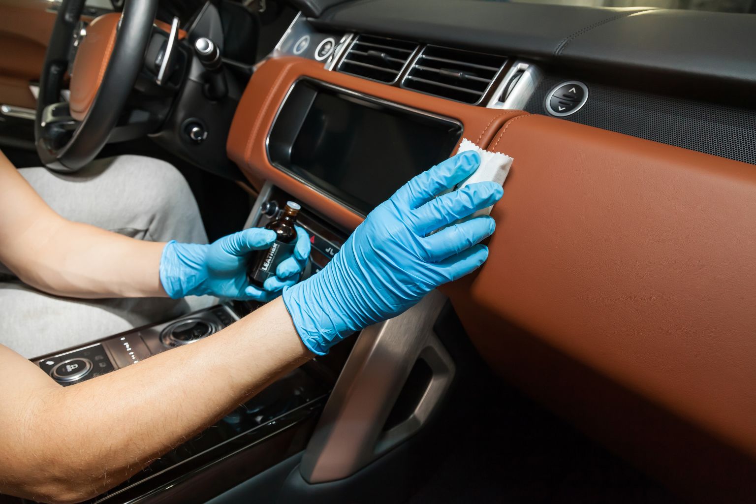 Cockpit- und Lederpflege bei SA CarClean