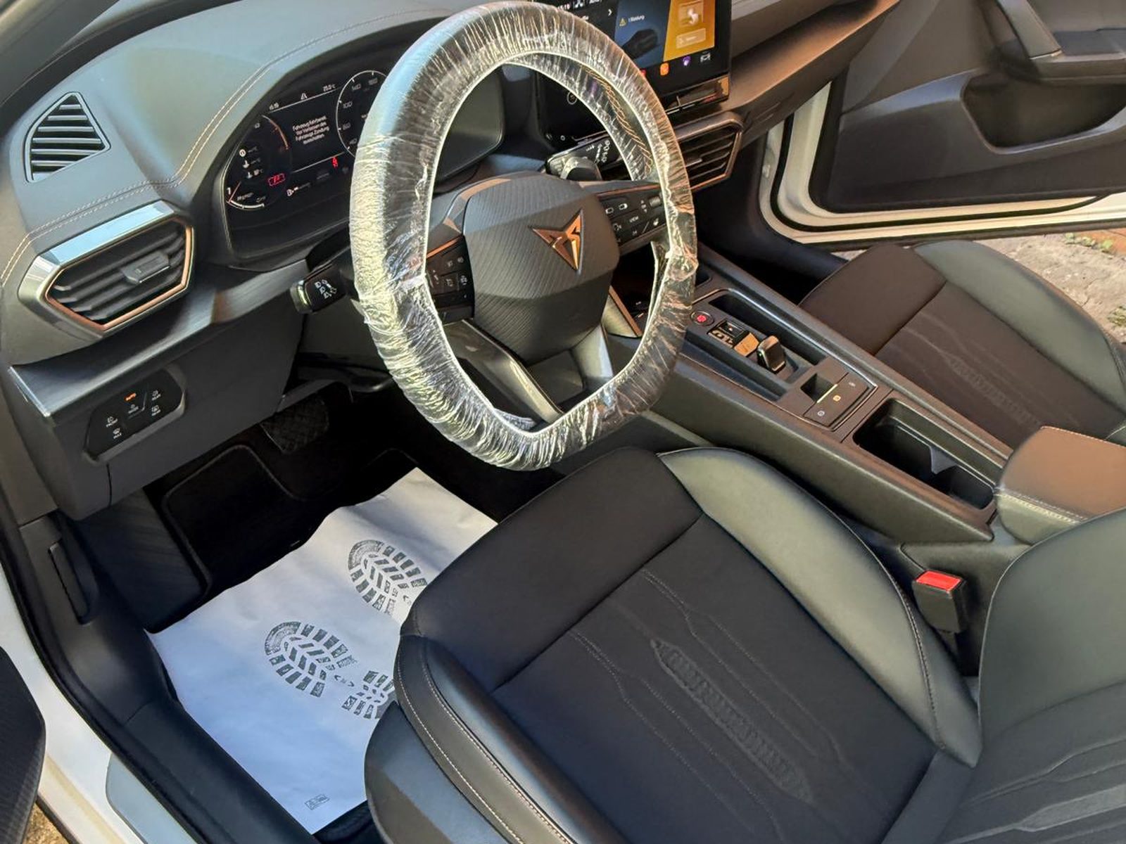 Aufbereiteter Fahrzeuginnenraum mit Schutzbez&uuml;gen bei SA CarClean