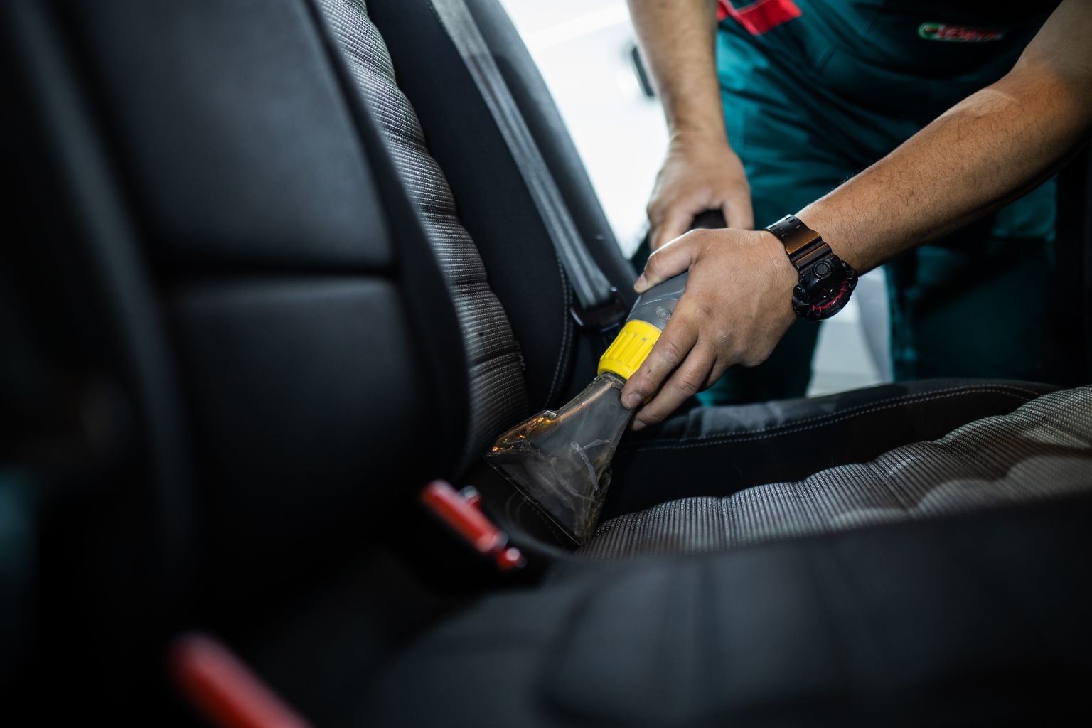 Innenraumreinigung eines Fahrzeugs mit Polsterd&uuml;se