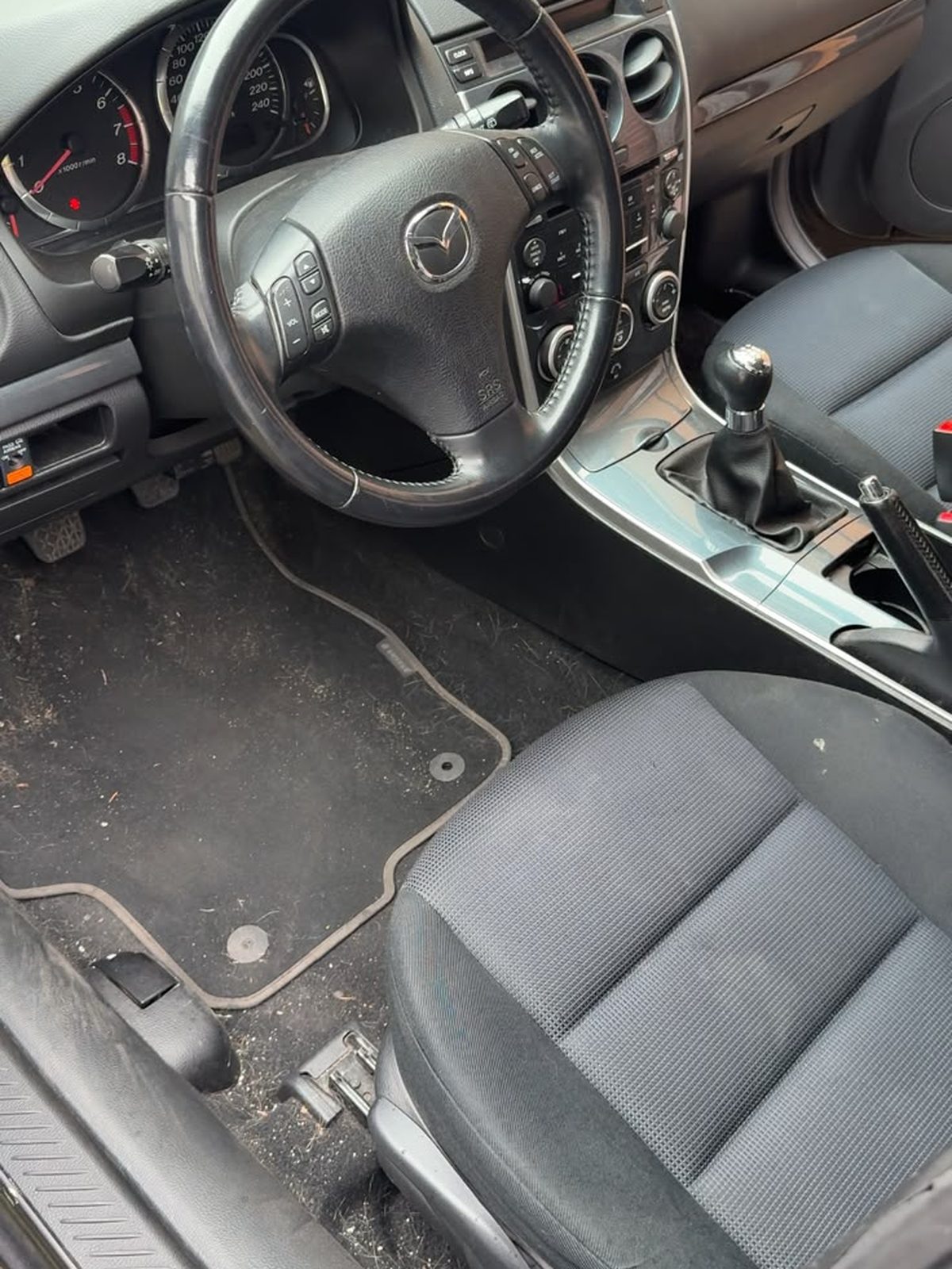 Fahrzeuginnenraum vor der Reinigung durch SA CarClean